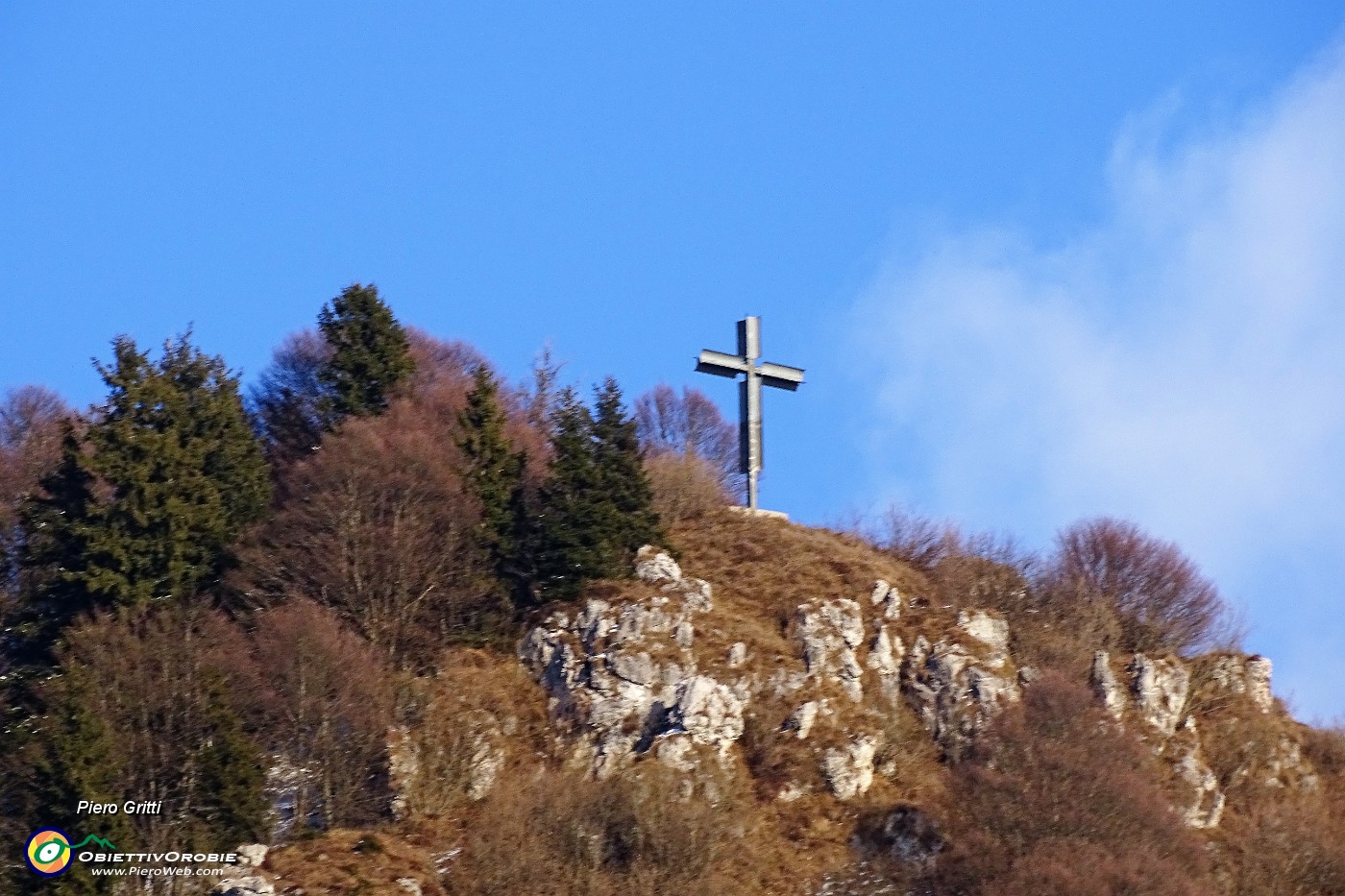 79 Zoom verso la croce di Cima Cornetti.JPG